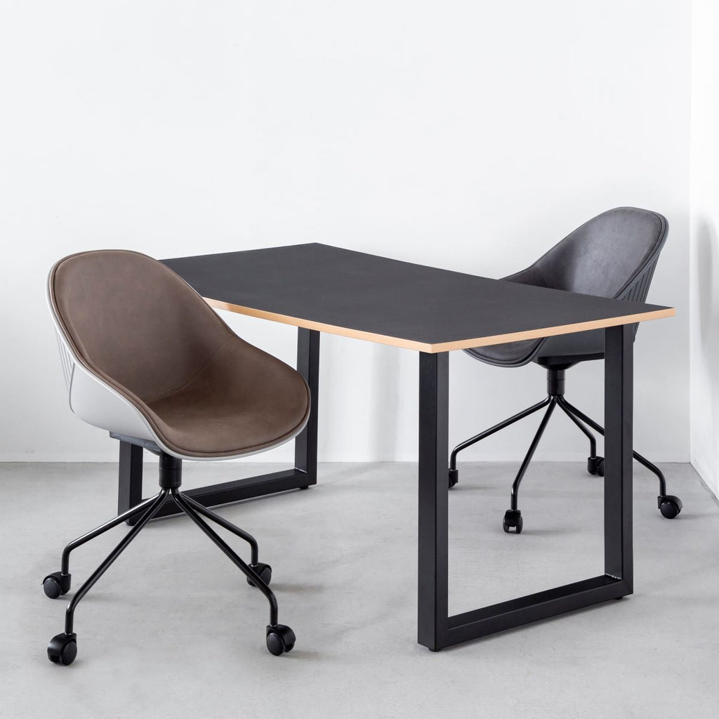 かなでもののユニークなラインを描くシェル型のシートとブラック脚フレームを組み合わせたハイセンスなデザインが光るネオモダンなデスクチェア(Beige ＋ Light grayとGray ＋ Black)とテーブル