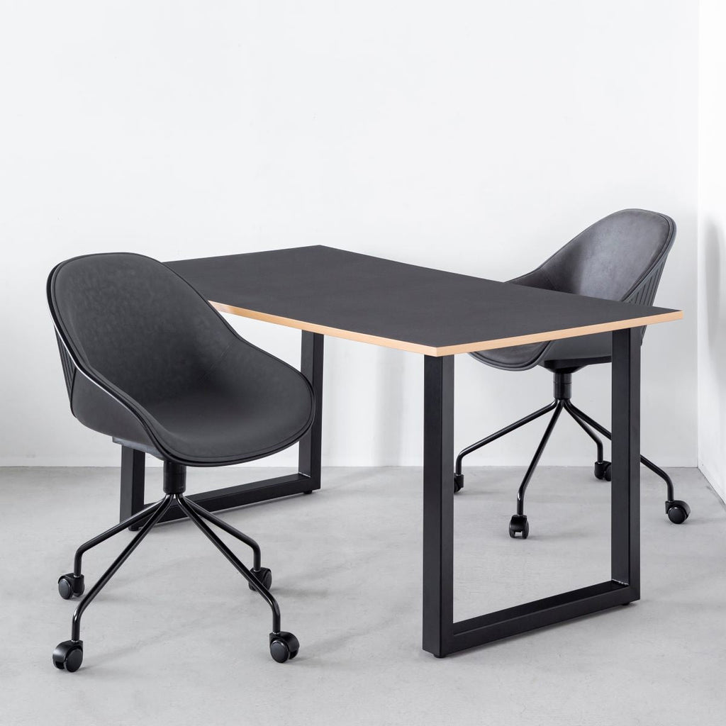 かなでもののユニークなラインを描くシェル型のシートとブラック脚フレームを組み合わせたハイセンスなデザインが光るネオモダンなデスクチェアとテーブル