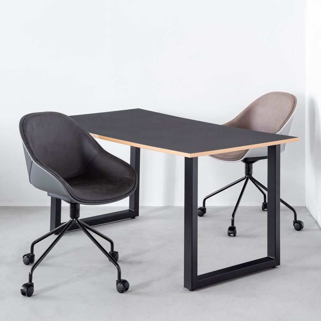 かなでもののユニークなラインを描くシェル型のシートとブラック脚フレームを組み合わせたハイセンスなデザインが光るネオモダンなデスクチェア(Black ＋ Dark gray・Beige ＋ Light gray)とテーブル
