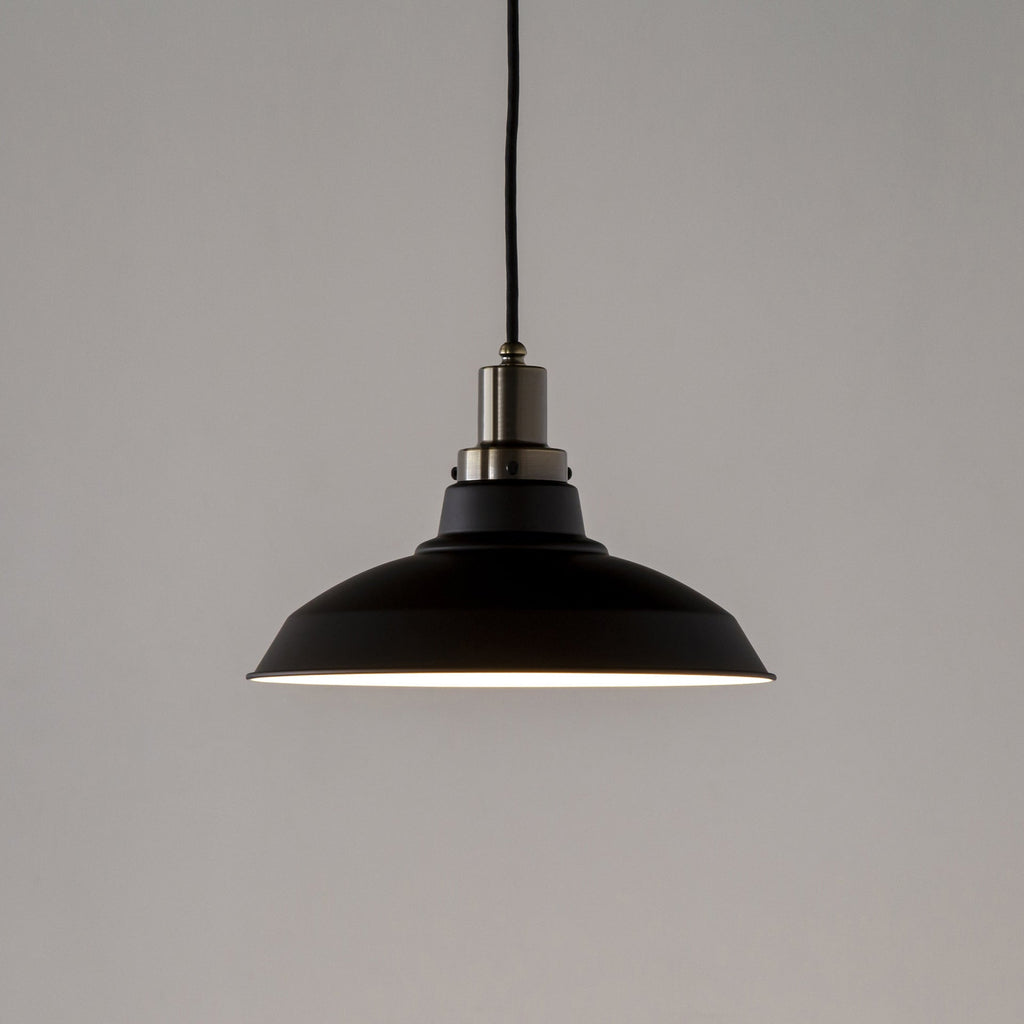 Gemoneの簡素で工業的なフォルムでありながらもマットなシェードが洗練された優美さを感じさせるペンダントライト(点灯時)