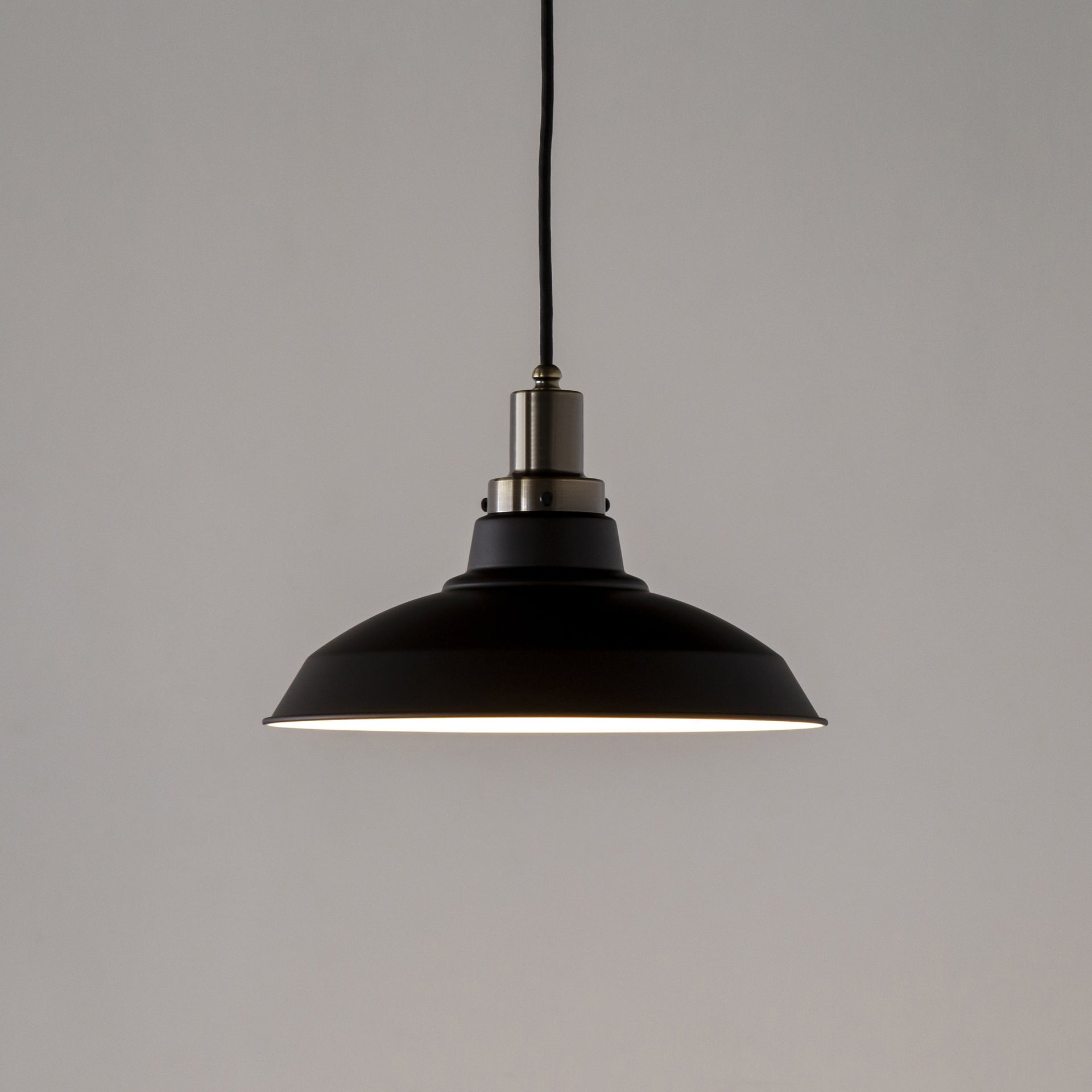 Gemoneの簡素で工業的なフォルムでありながらもマットなシェードが洗練された優美さを感じさせるペンダントライト(点灯時)