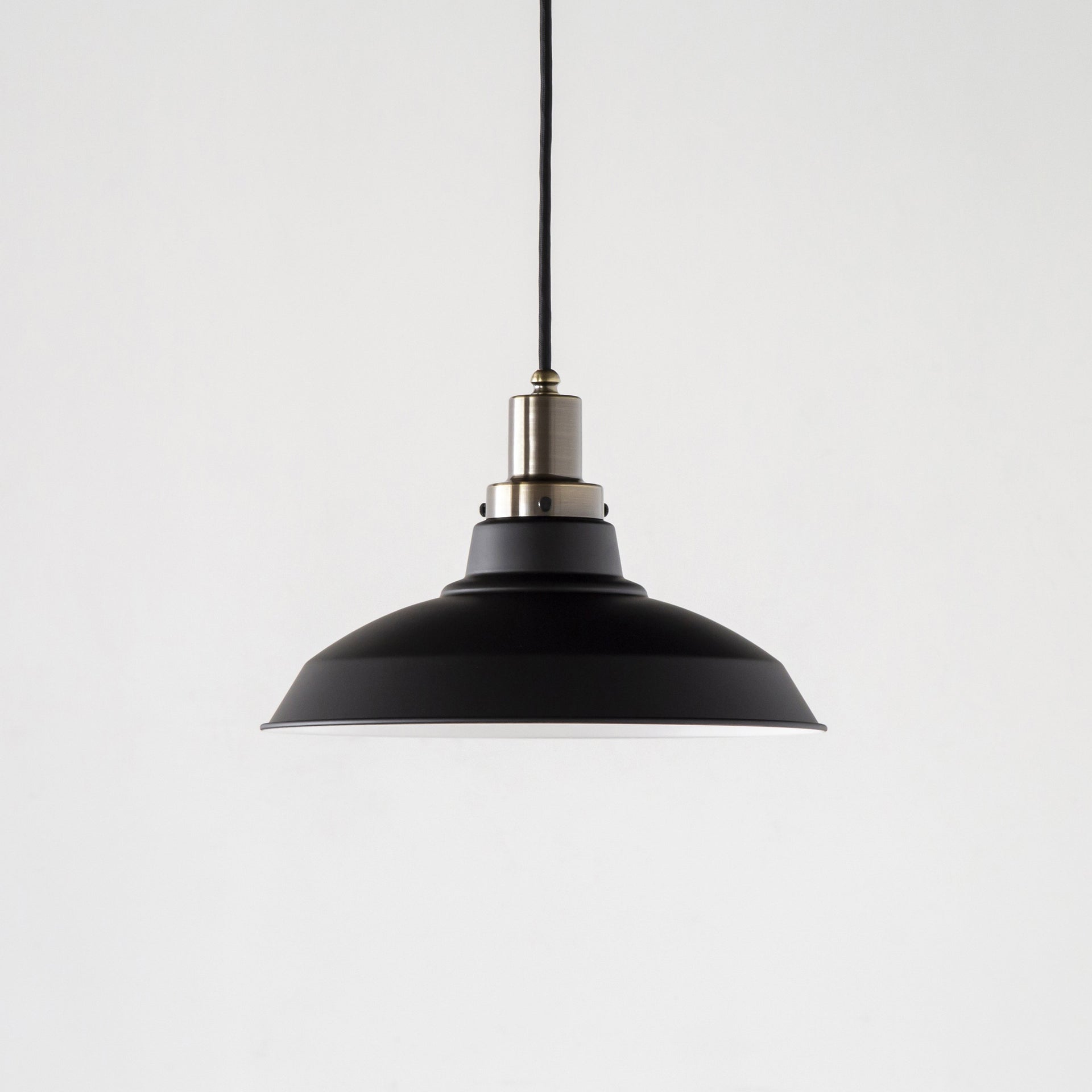 Gemoneの簡素で工業的なフォルムでありながらもマットなシェードが洗練された優美さを感じさせるペンダントライト
