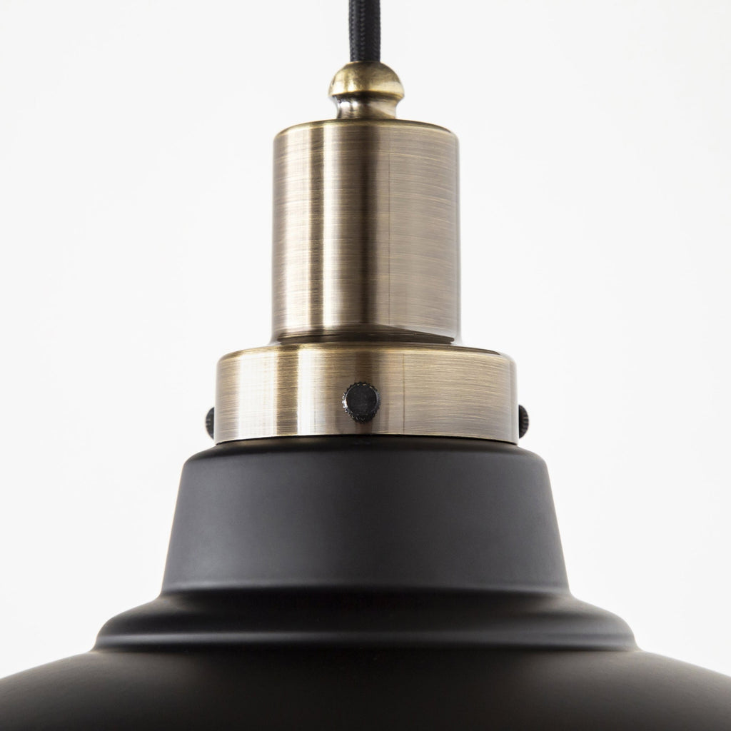 Gemoneの簡素で工業的なフォルムでありながらもマットなシェードが洗練された優美さを感じさせるペンダントライト(上部)・クローズアップ