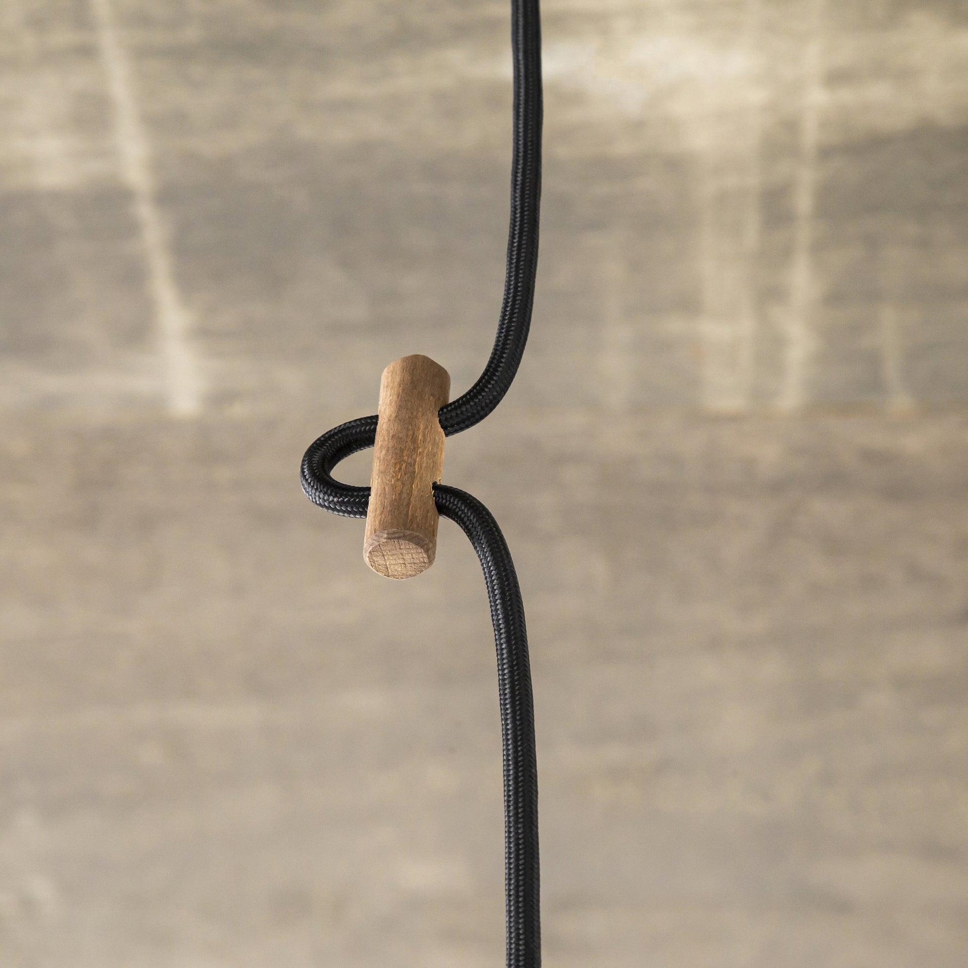 Gemoneの簡素で工業的なフォルムでありながらもマットなシェードが洗練された優美さを感じさせるペンダントライト(コード部分)2