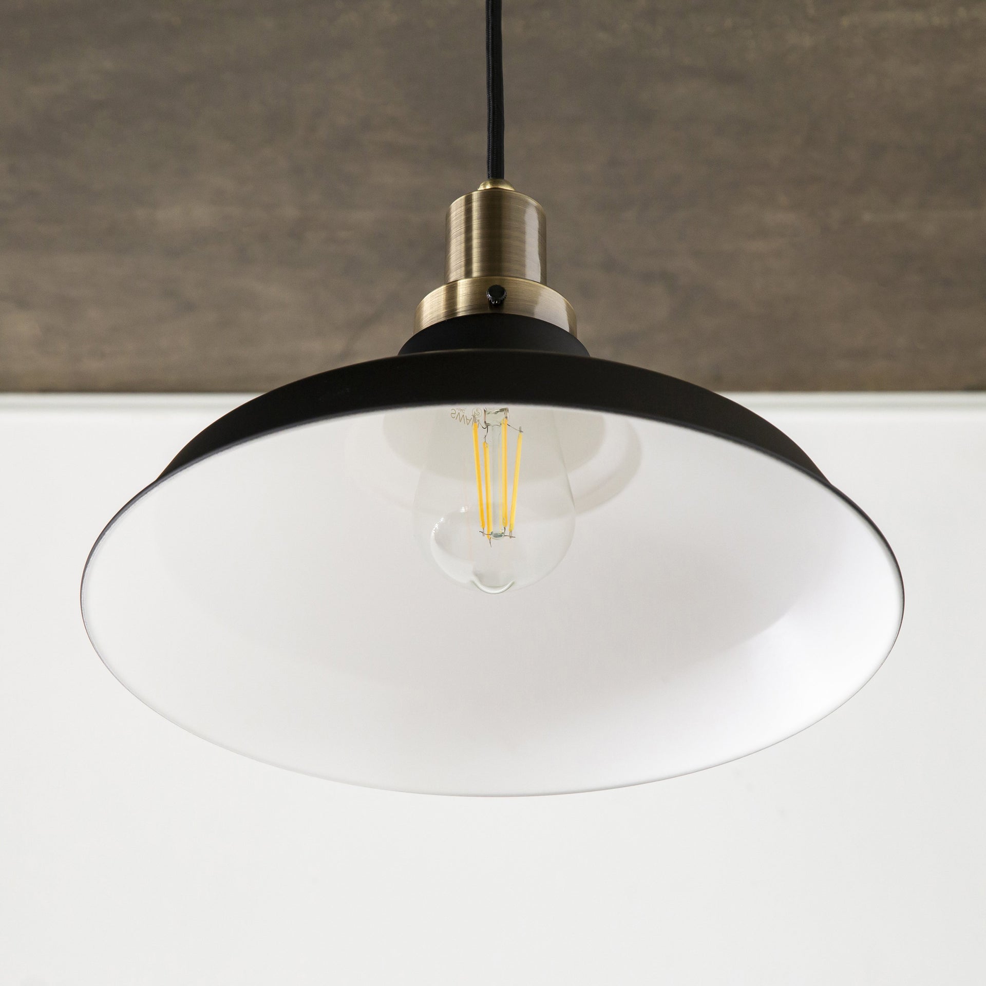 Gemoneの簡素で工業的なフォルムでありながらもマットなシェードが洗練された優美さを感じさせるペンダントライト(ライト部分)