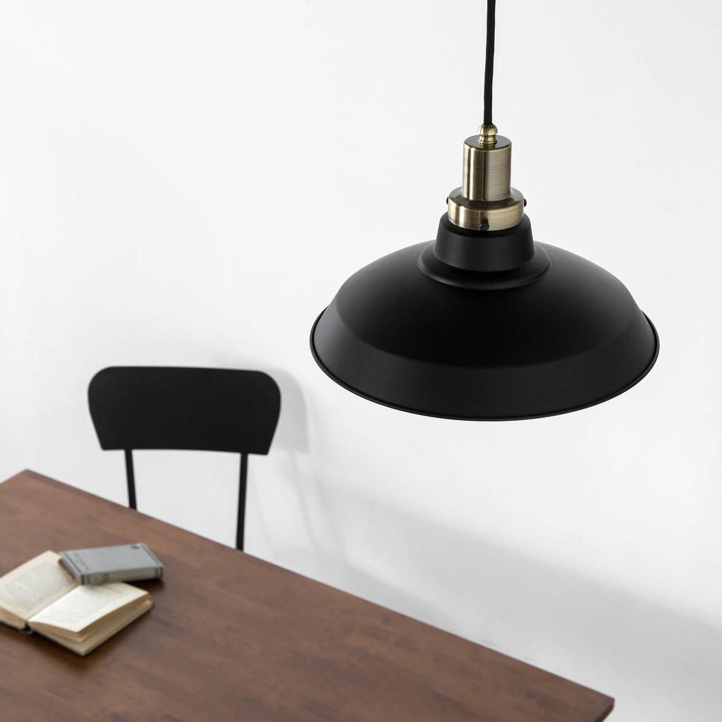 Gemoneの簡素で工業的なフォルムでありながらもマットなシェードが洗練された優美さを感じさせるペンダントライト(上からのアングル)