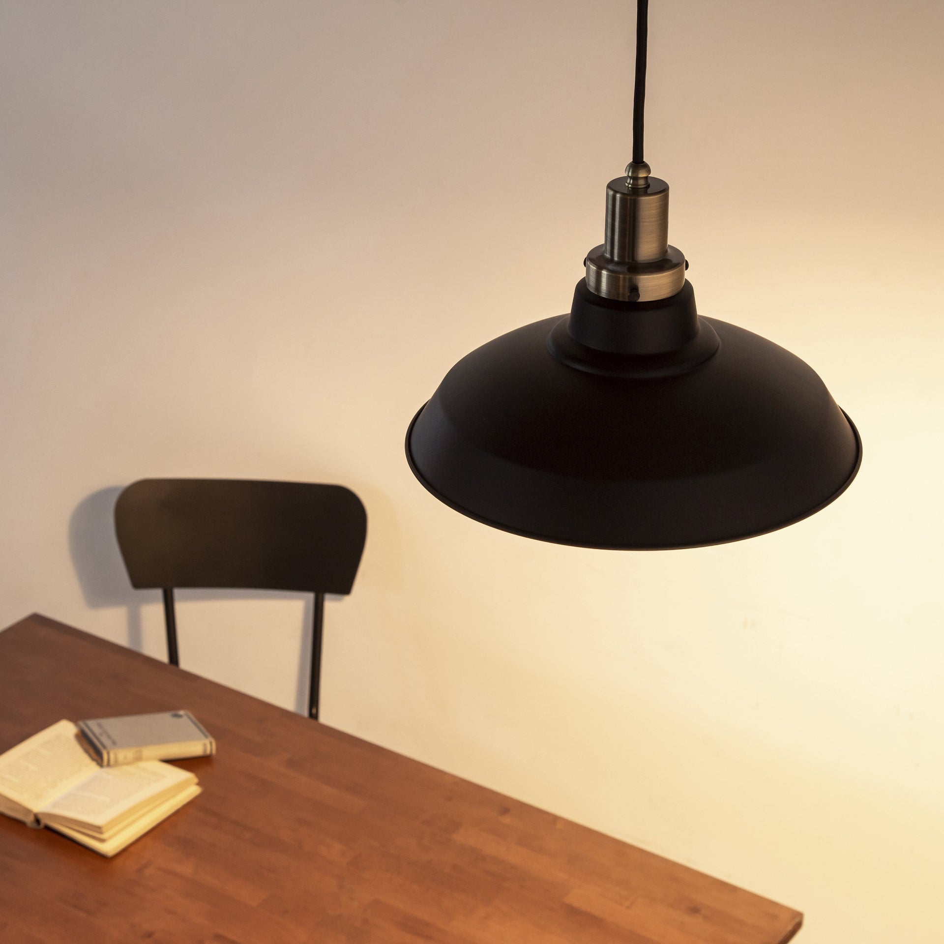 Gemoneの簡素で工業的なフォルムでありながらもマットなシェードが洗練された優美さを感じさせるペンダントライト(上からのアングル・点灯時)
