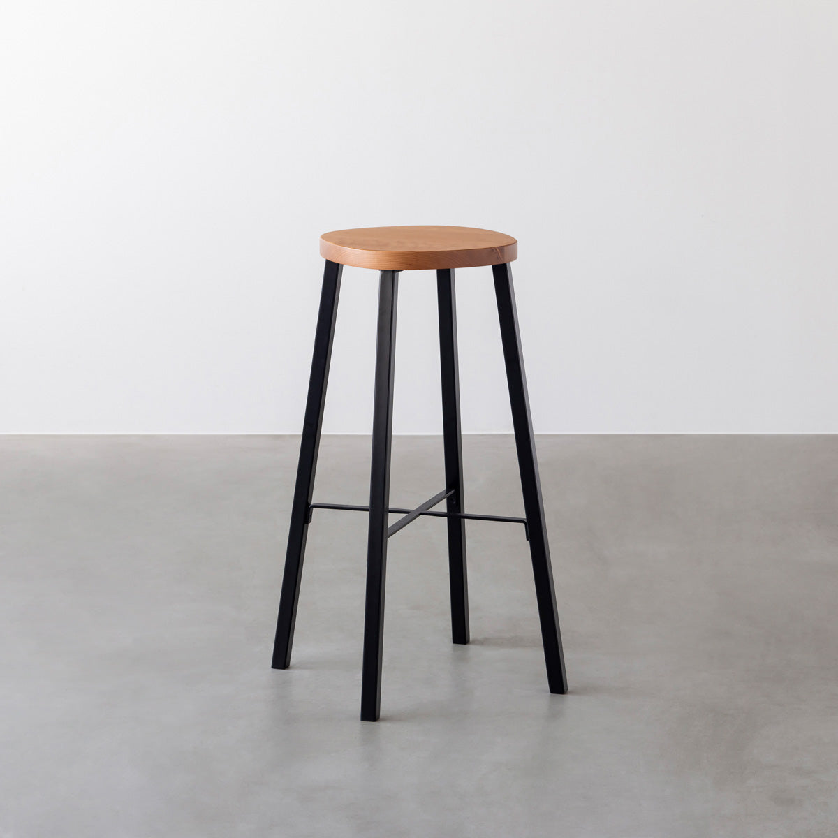 KANADEMONOの無垢ブラックチェリーSquircle座面とブラックのSlant Bar脚を合わせたシンプルモダンなハイスツール