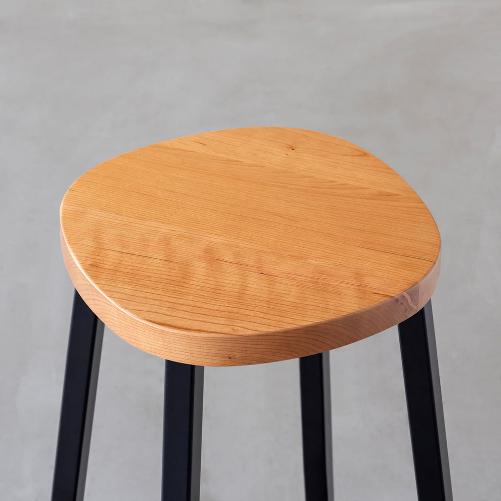 KANADEMONOの無垢ブラックチェリーSquircle座面とブラックのSlant Bar脚を合わせたシンプルモダンなハイスツール（座面）