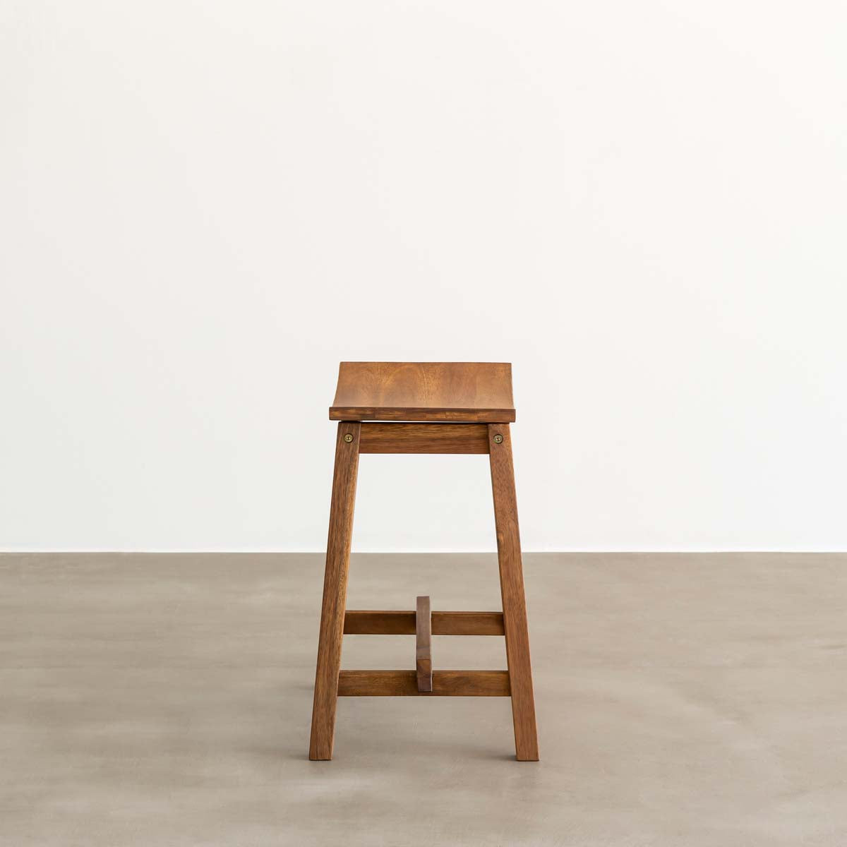 優しい木の質感が楽しめるシンプルなスツールS（横向き）