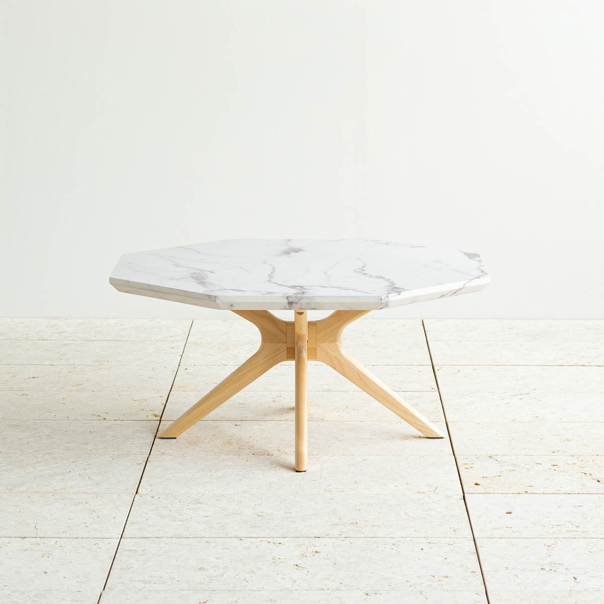 大理石柄の天板と天然木の組み合わせがモダンなセンターテーブル2