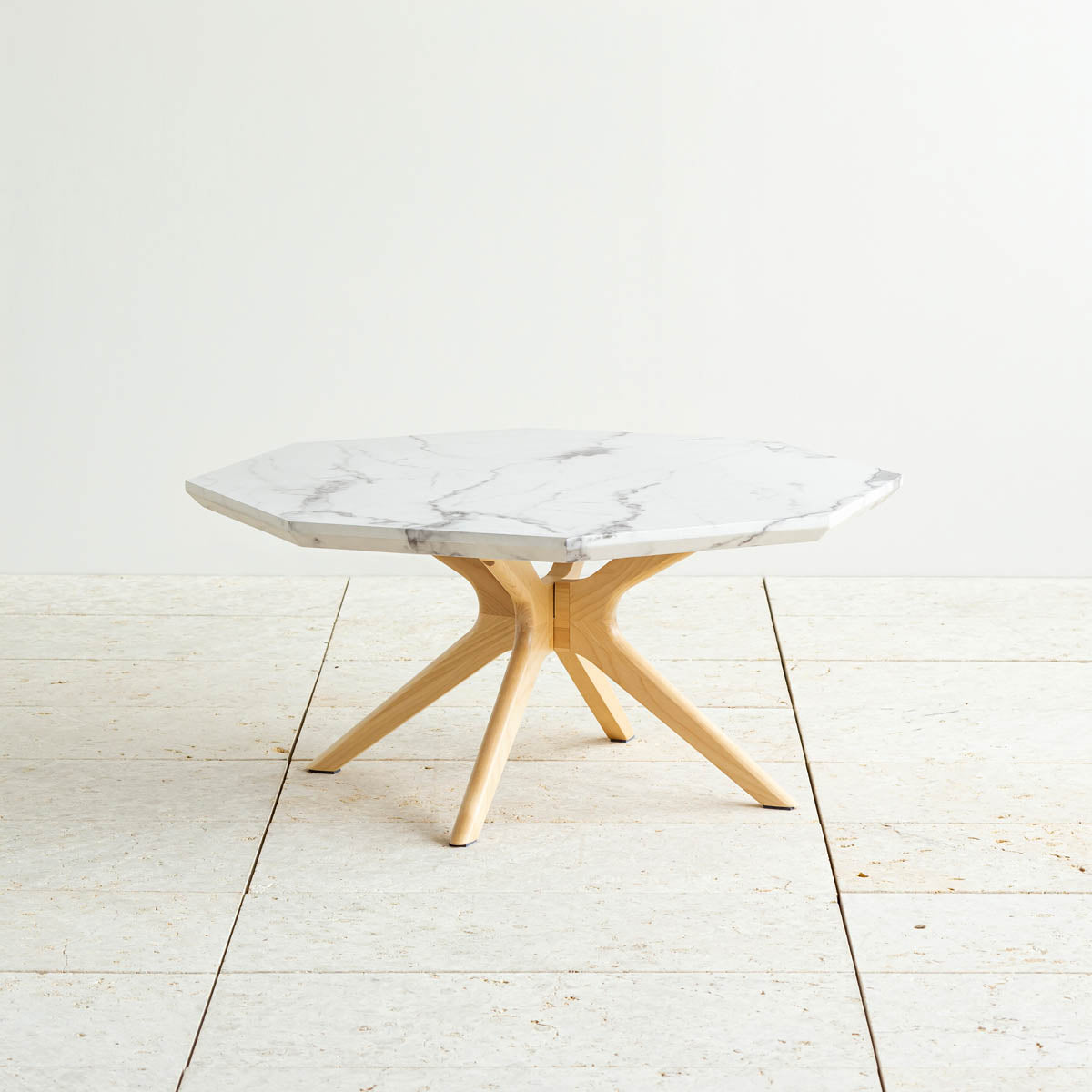 大理石柄の天板と天然木の組み合わせがモダンなセンターテーブル1