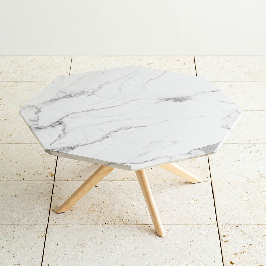 大理石柄の天板と天然木の組み合わせがモダンなセンターテーブル（上からのアングル）