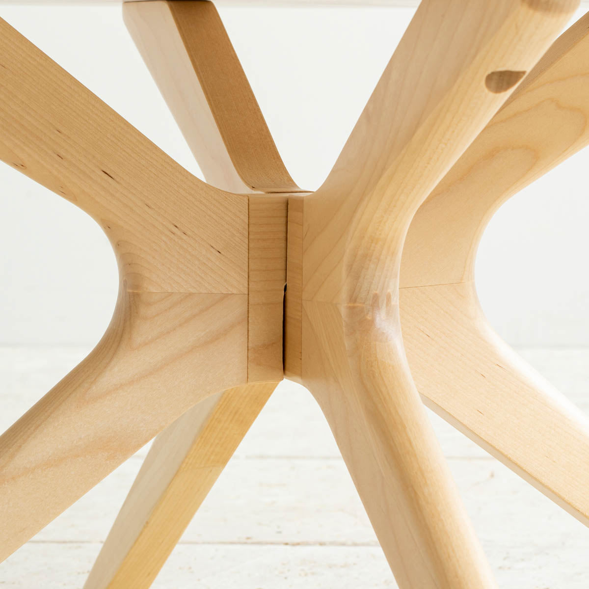 大理石柄の天板と天然木の組み合わせがモダンなセンターテーブル（脚部分1）