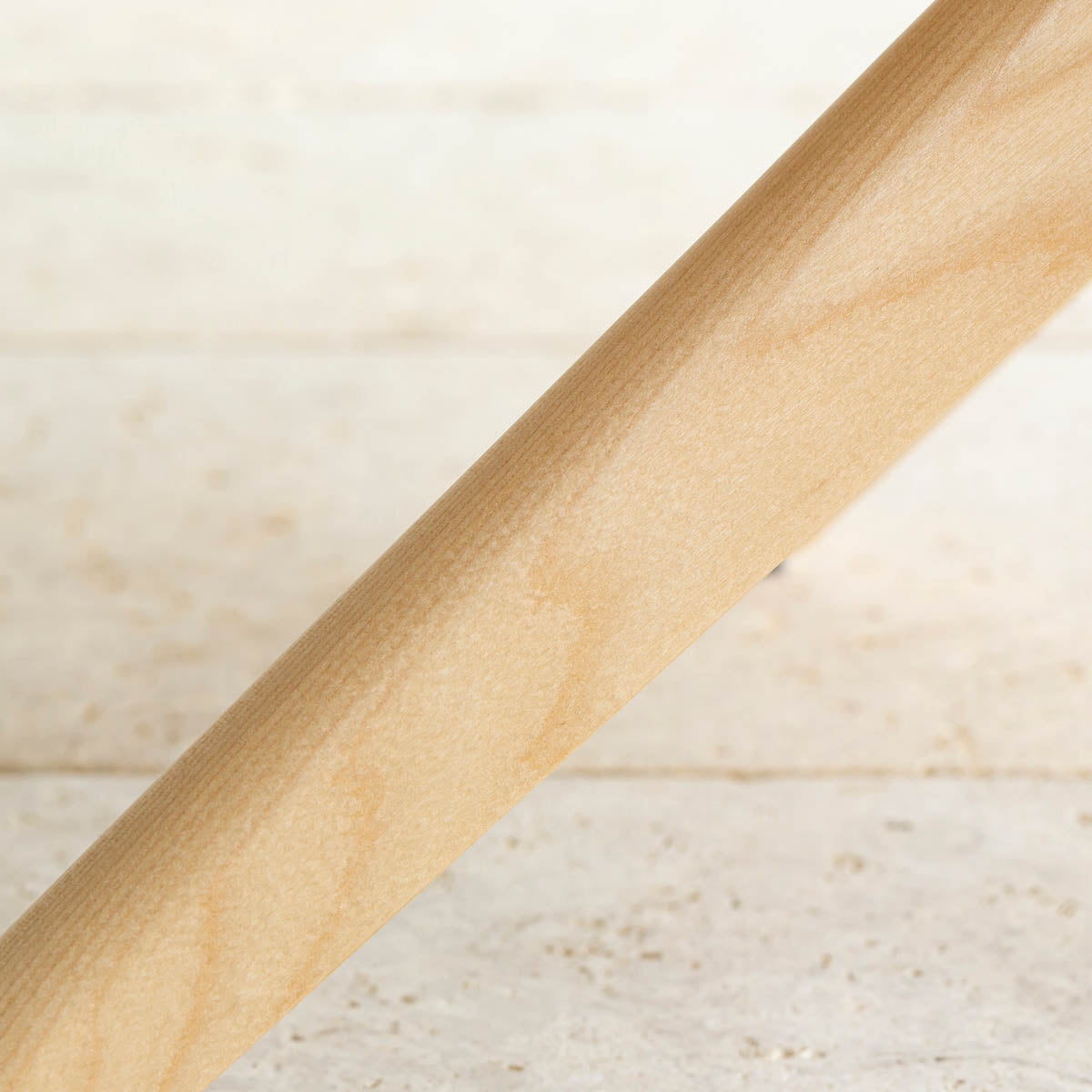 大理石柄の天板と天然木の組み合わせがモダンなセンターテーブル（脚部分2）