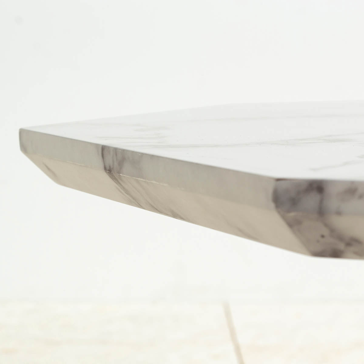 大理石柄の天板と天然木の組み合わせがモダンなセンターテーブル（天板・横からのアングル）