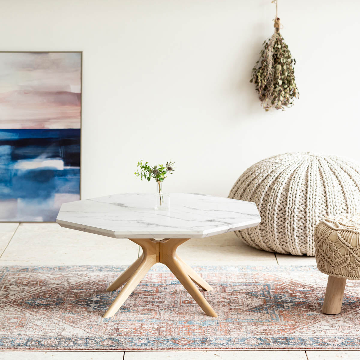 大理石柄の天板と天然木の組み合わせがモダンなセンターテーブルの使用例2