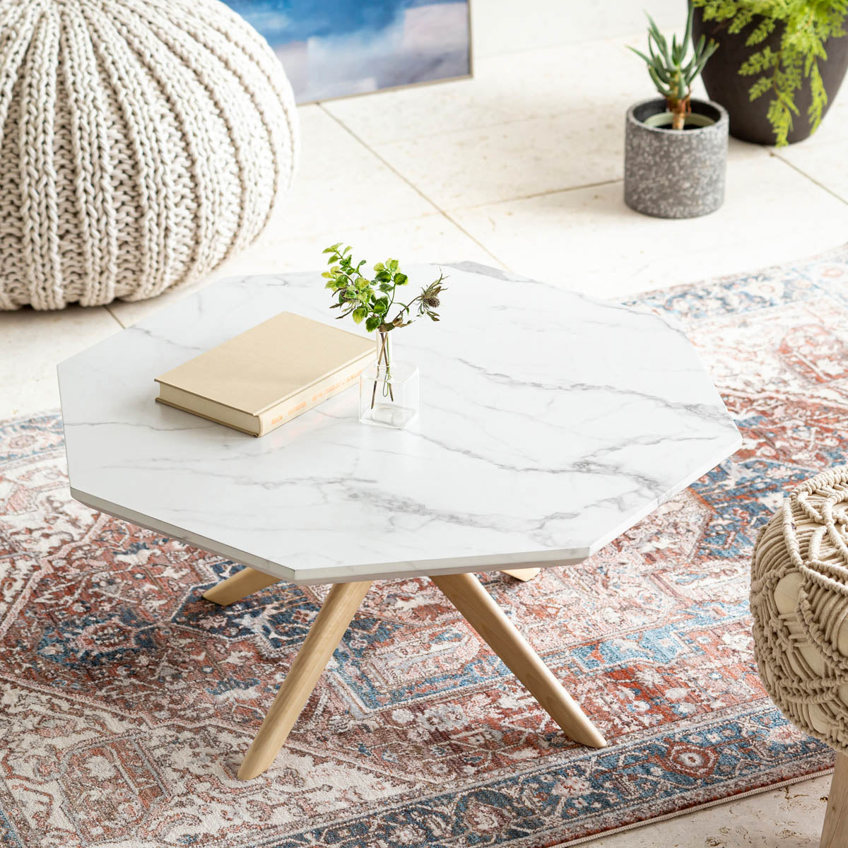 大理石柄の天板と天然木の組み合わせがモダンなセンターテーブルの使用例1