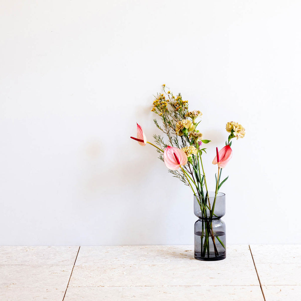 かなでもののグレーのガラスを使用した花の受け止め口が安定感のあるフラワーベースの使用例