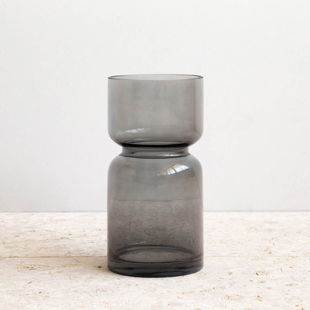 かなでもののグレーのガラスを使用した花の受け止め口が安定感のあるフラワーベース（正面）