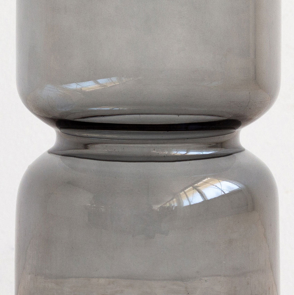 かなでもののグレーのガラスを使用した花の受け止め口が安定感のあるフラワーベース（正面・クローズアップ）