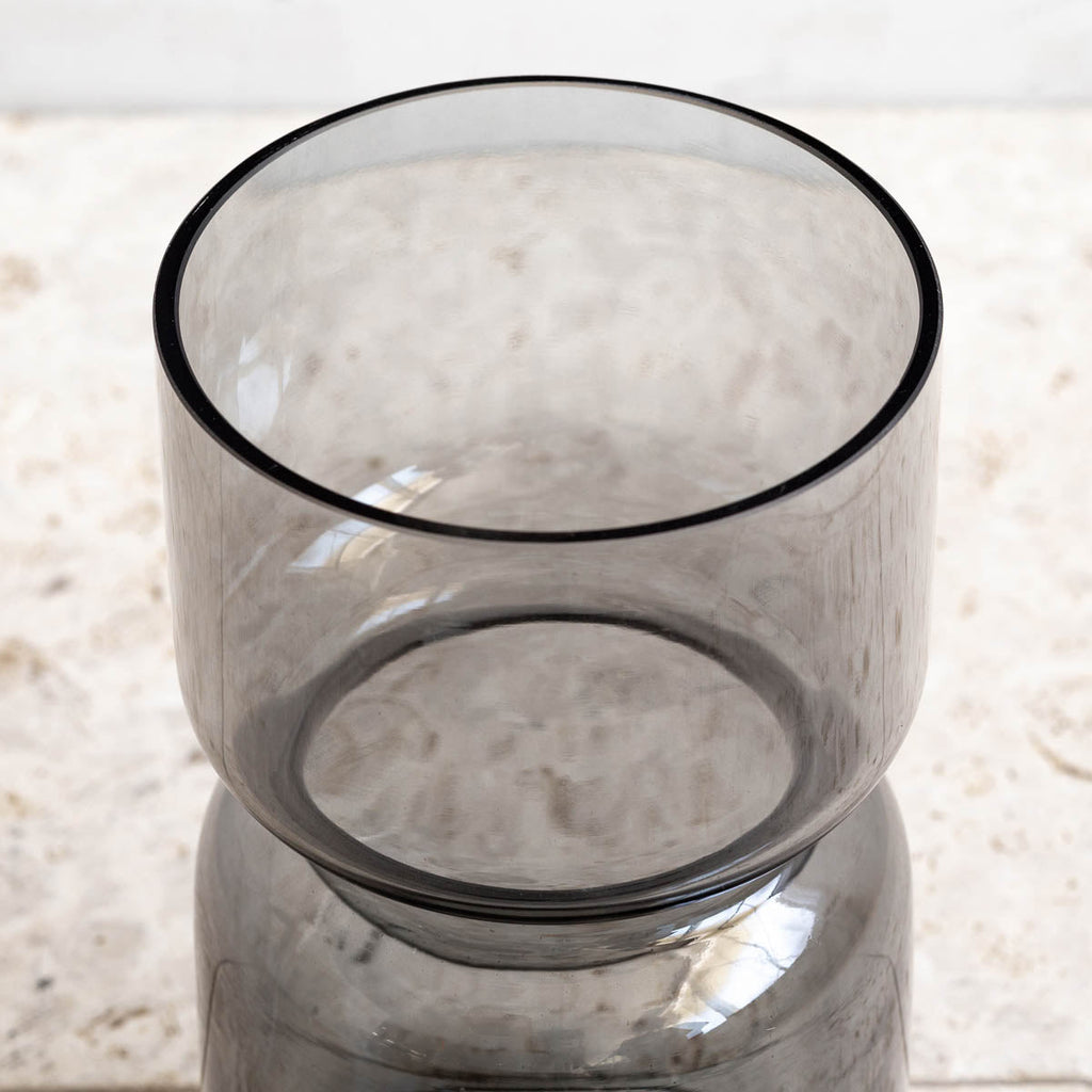 かなでもののグレーのガラスを使用した花の受け止め口が安定感のあるフラワーベース（上部・口）