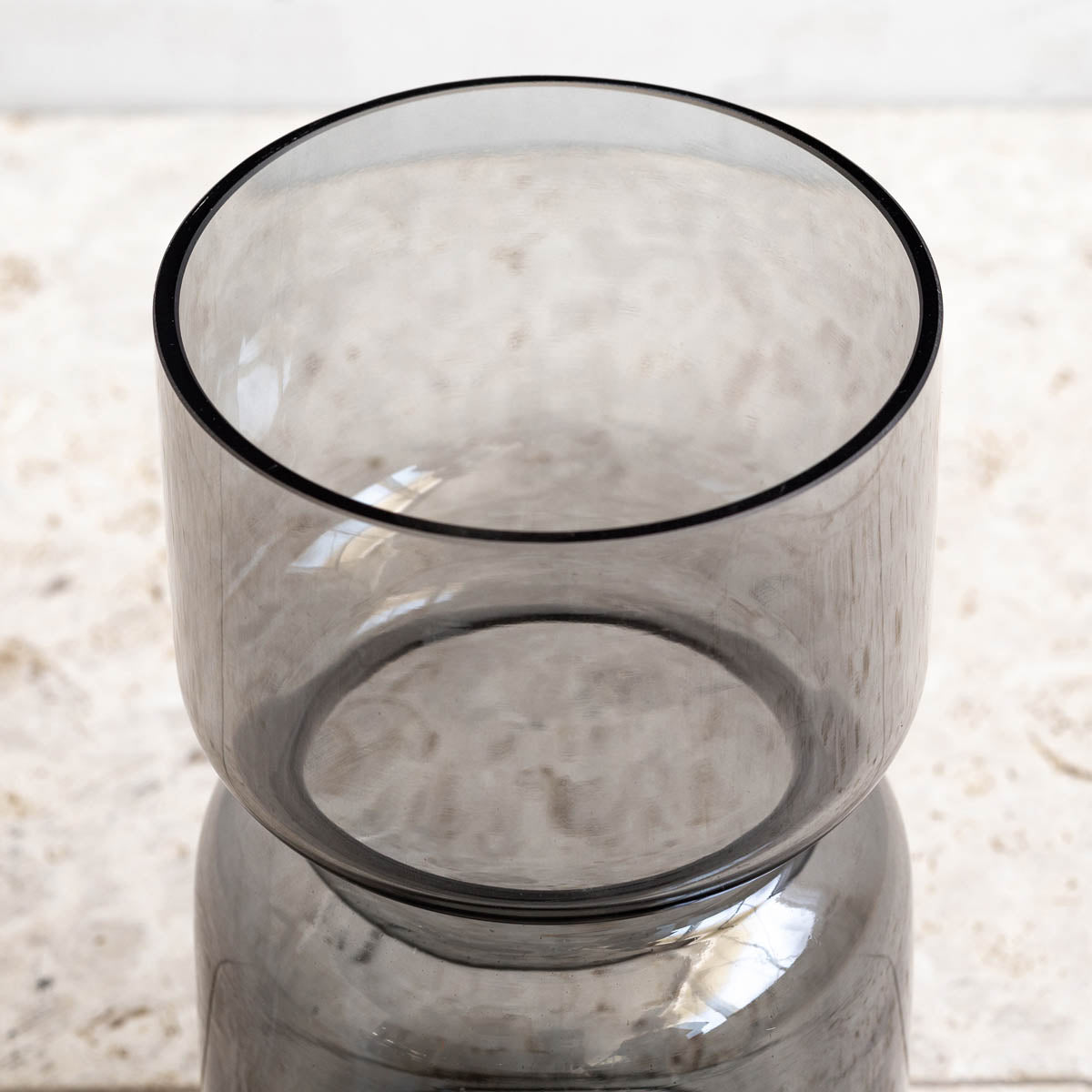 かなでもののグレーのガラスを使用した花の受け止め口が安定感のあるフラワーベース（上部・口）