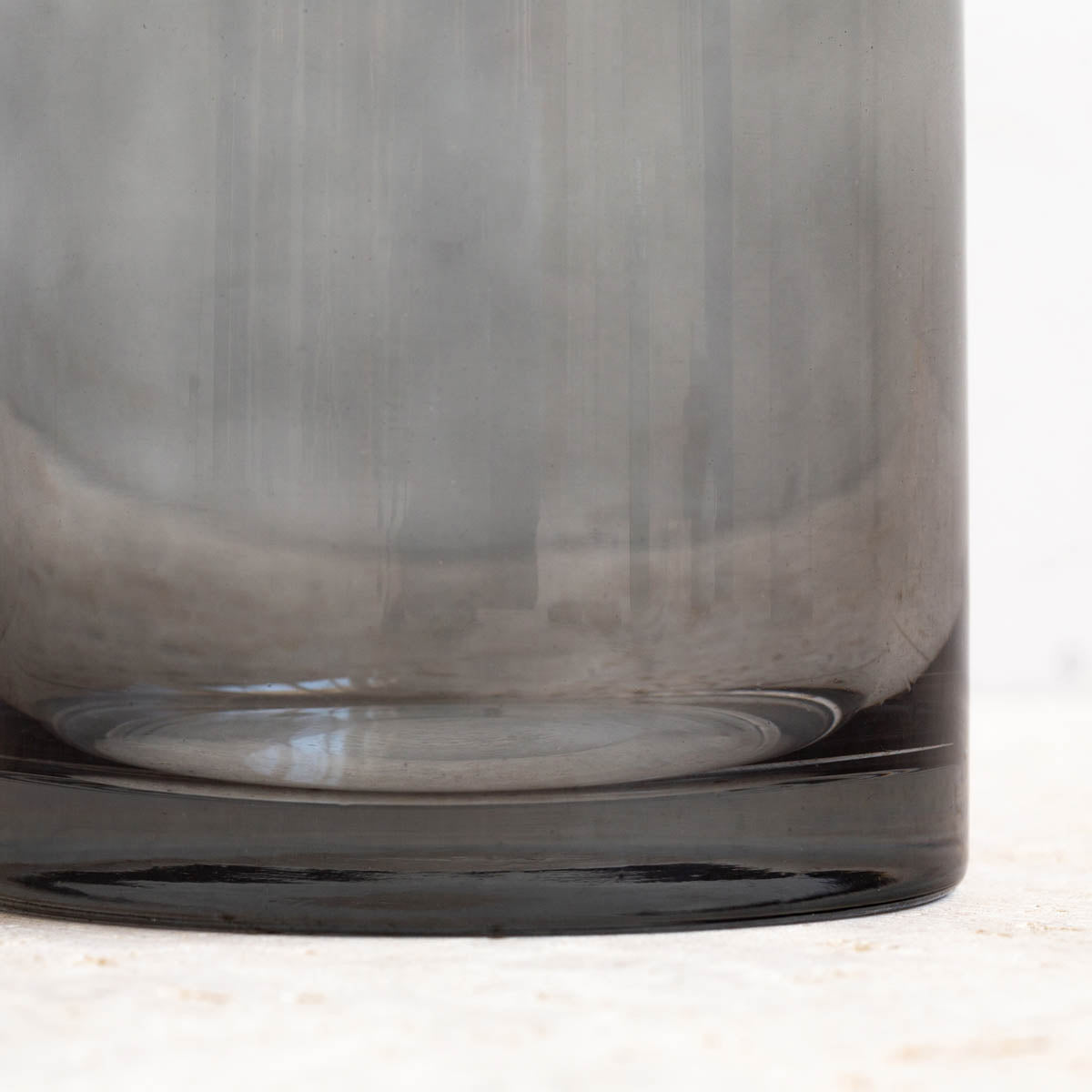 かなでもののグレーのガラスを使用した花の受け止め口が安定感のあるフラワーベース（底面・クローズアップ）
