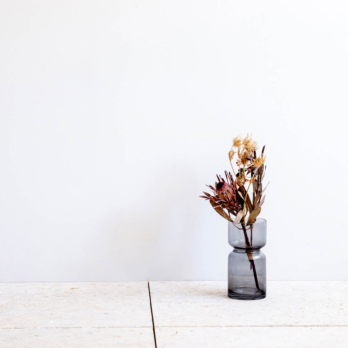 かなでもののグレーのガラスを使用した花の受け止め口が安定感のあるフラワーベースの使用例2