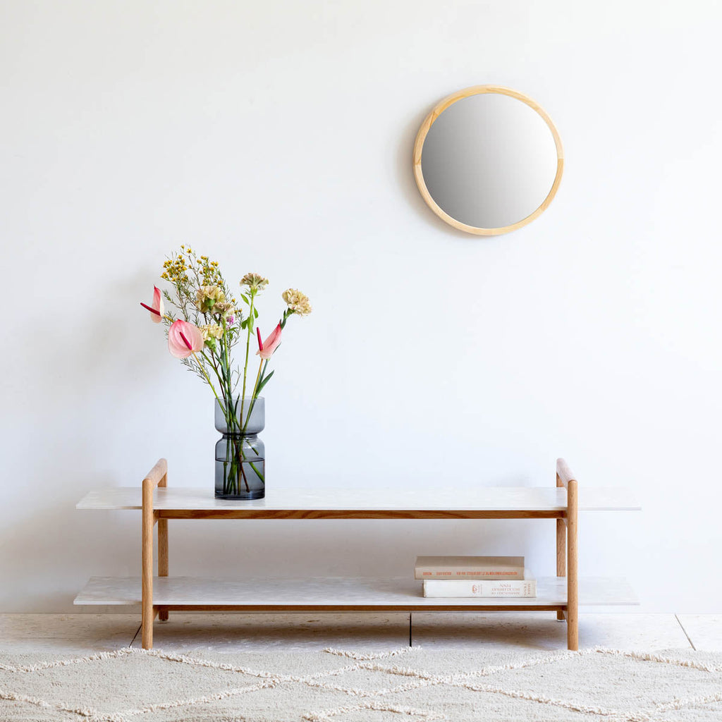 かなでもののグレーのガラスを使用した花の受け止め口が安定感のあるフラワーベースの使用例3