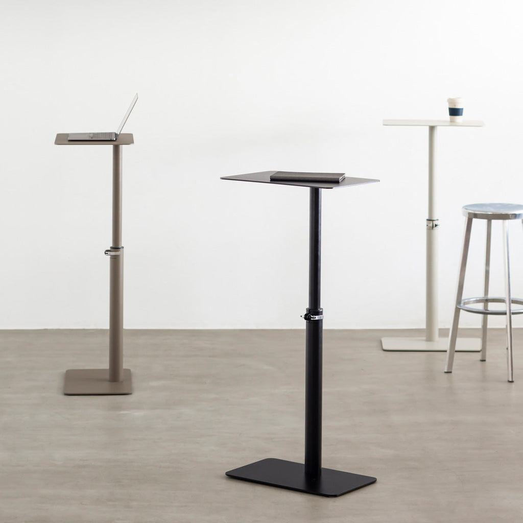 自由に高さを変えられる、シンプルでミニマルな昇降サイドテーブルの使用例2（ブラック・ベージュグレー・ホワイト）