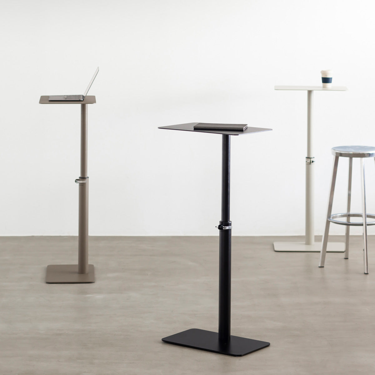 自由に高さを変えられる、シンプルでミニマルな昇降サイドテーブルの使用例2（ブラック・ベージュグレー・ホワイト）