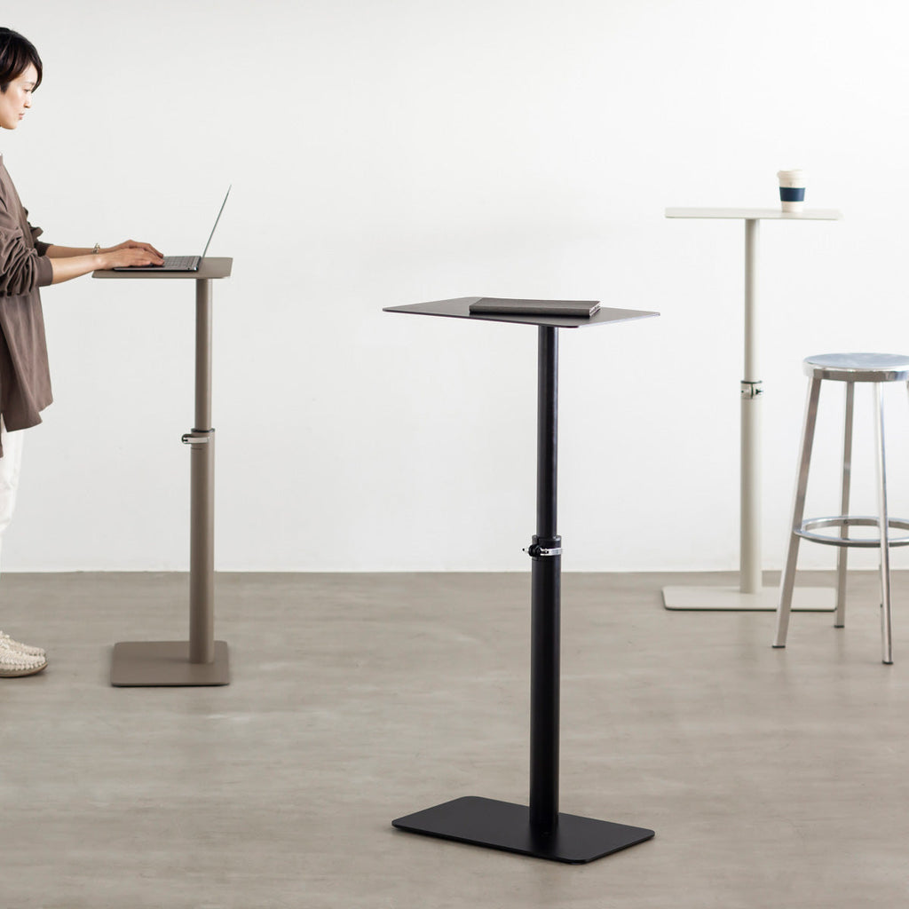 自由に高さを変えられる、シンプルでミニマルな昇降サイドテーブルの使用例3（ブラック・ベージュグレー・ペブルグレー）