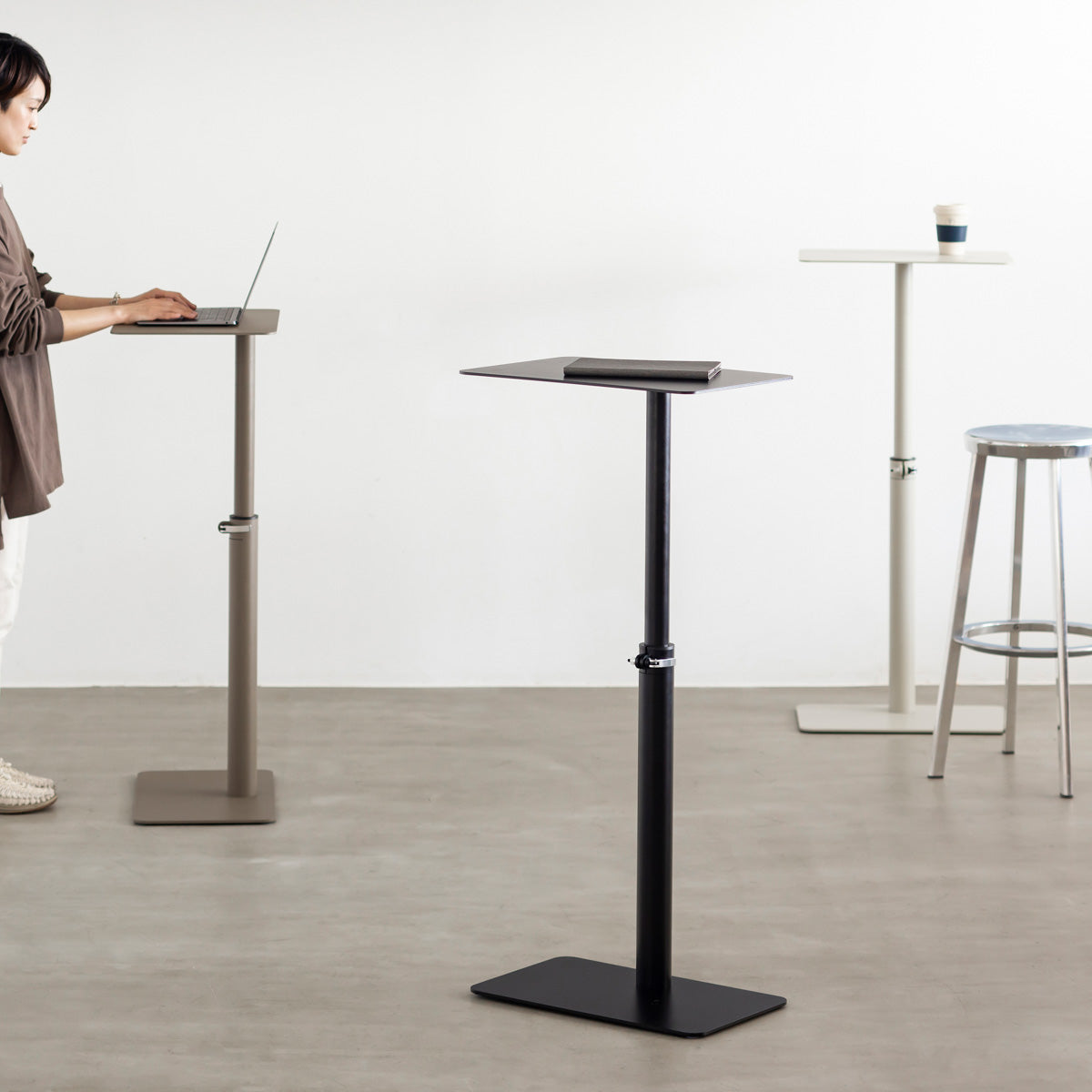 自由に高さを変えられる、シンプルでミニマルな昇降サイドテーブルの使用例3（ブラック・ベージュグレー・ペブルグレー）