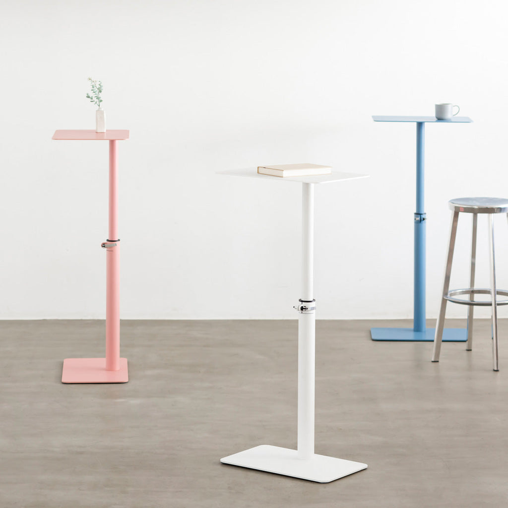 自由に高さを変えられる、シンプルでミニマルな昇降サイドテーブルの使用例（ライトピンク・ホワイト・ライトブルー）