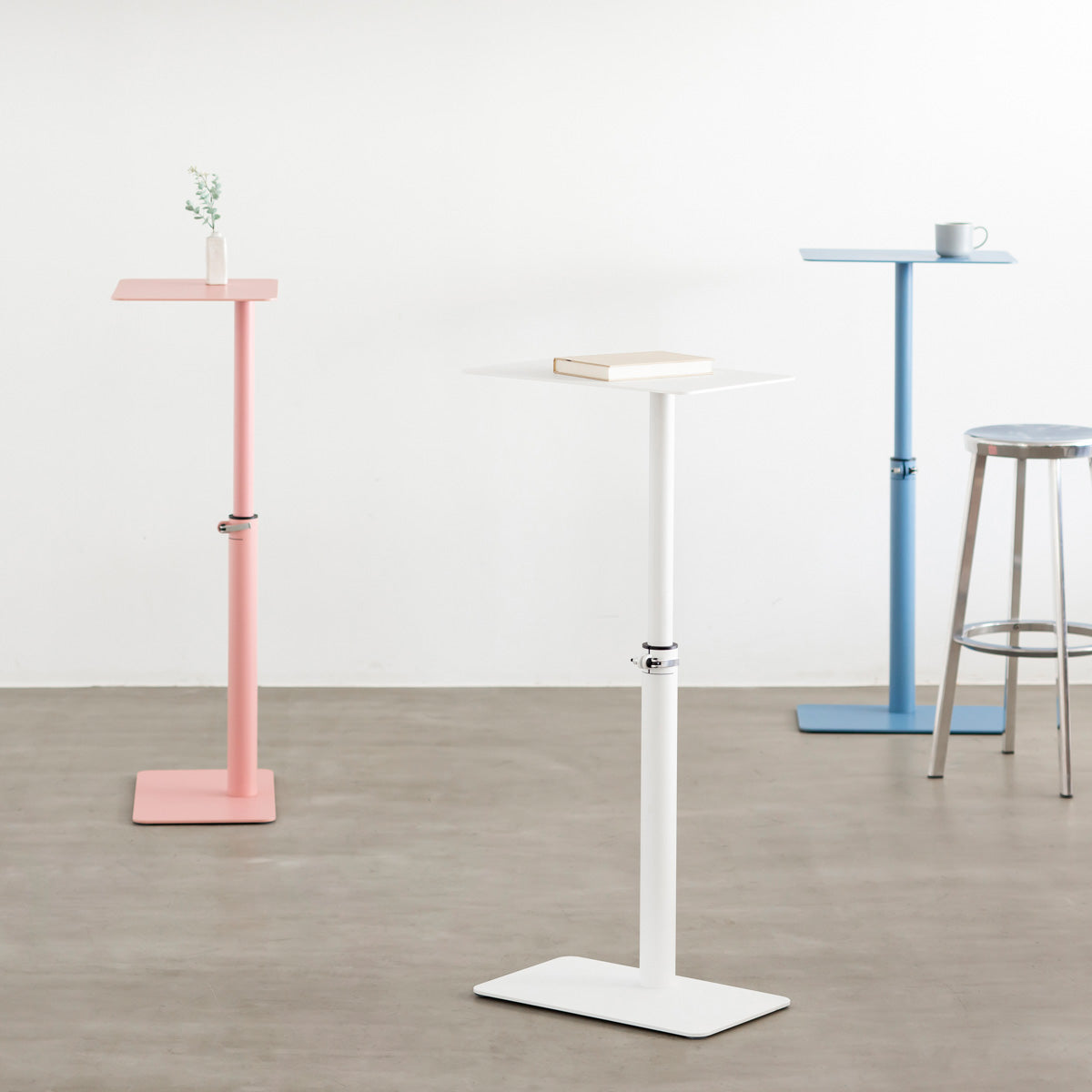 自由に高さを変えられる、シンプルでミニマルな昇降サイドテーブルの使用例（ライトピンク・ホワイト・ライトブルー）