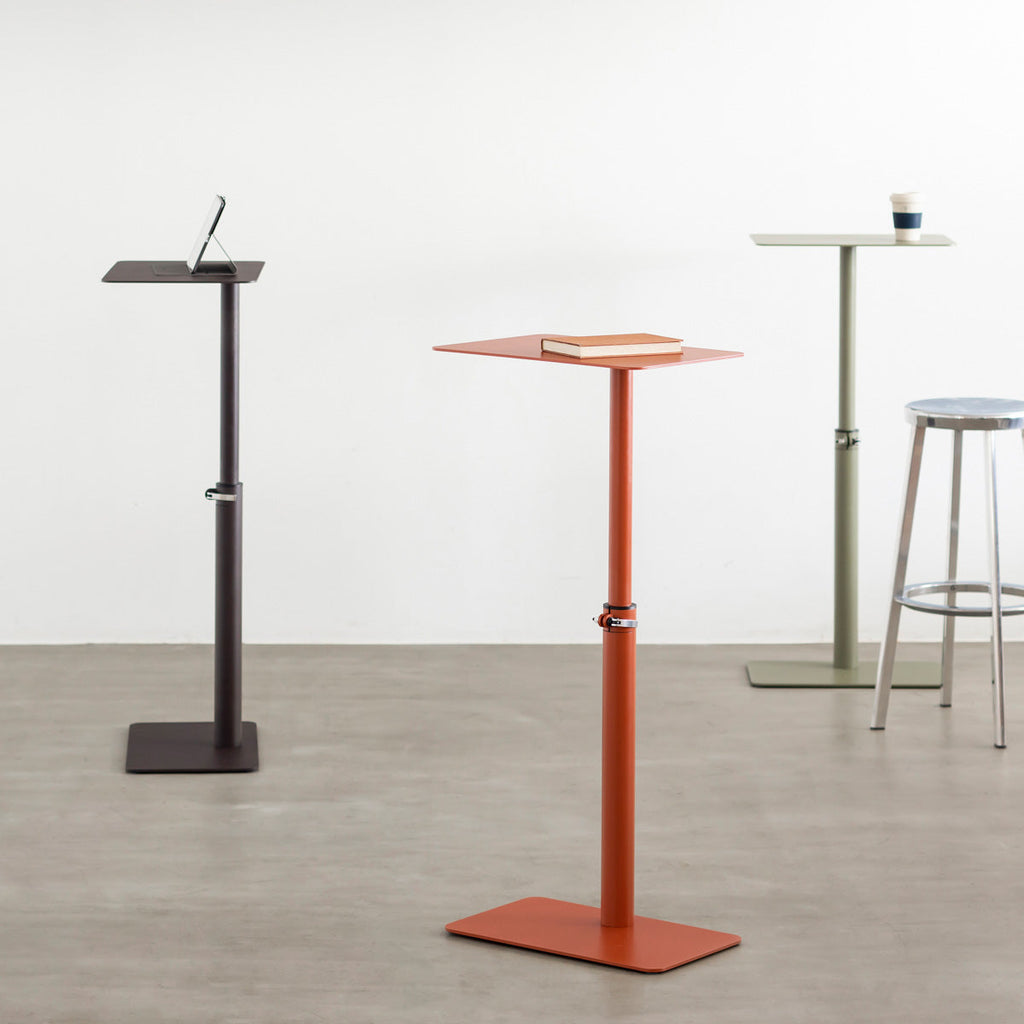 自由に高さを変えられる、シンプルでミニマルなリードグリーン昇降サイドテーブルの使用例3（グレーブラウン・テラコッタ・リードグリーン）