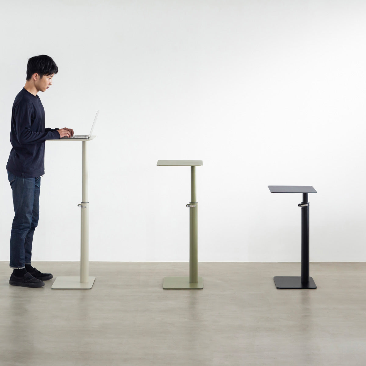 自由に高さを変えられる、シンプルでミニマルな昇降サイドテーブル（ペブルグレー・リードグリーン・ブラック）の使用例2