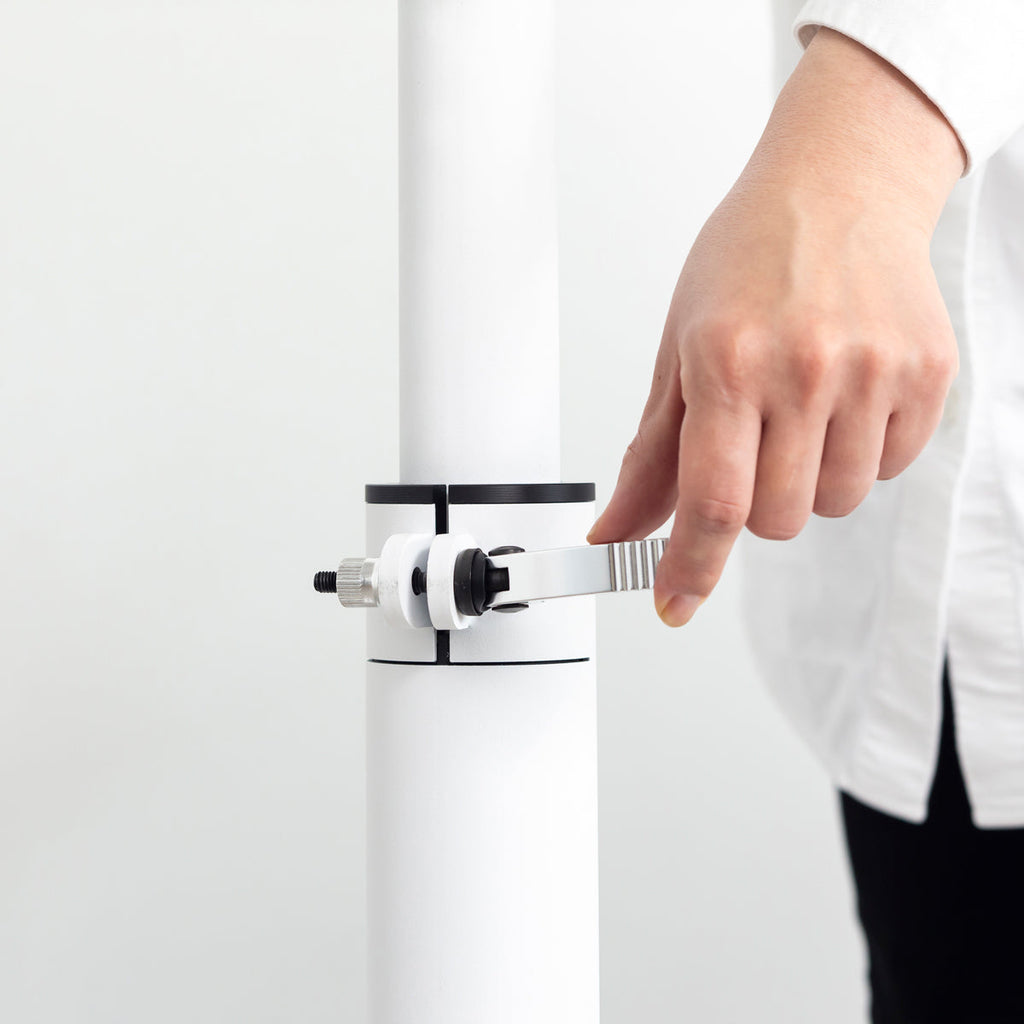 自由に高さを変えられる、シンプルでミニマルなホワイト昇降サイドテーブルの昇降時（レバー拡大）