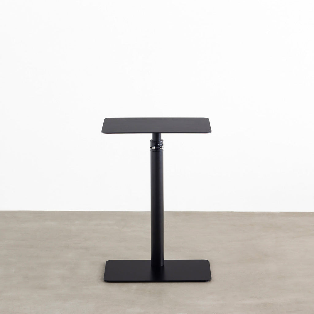 自由に高さを変えられる、シンプルでミニマルなブラック昇降サイドテーブル（正面）