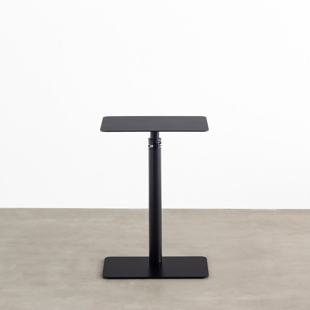 自由に高さを変えられる、シンプルでミニマルなブラック昇降サイドテーブル（正面）