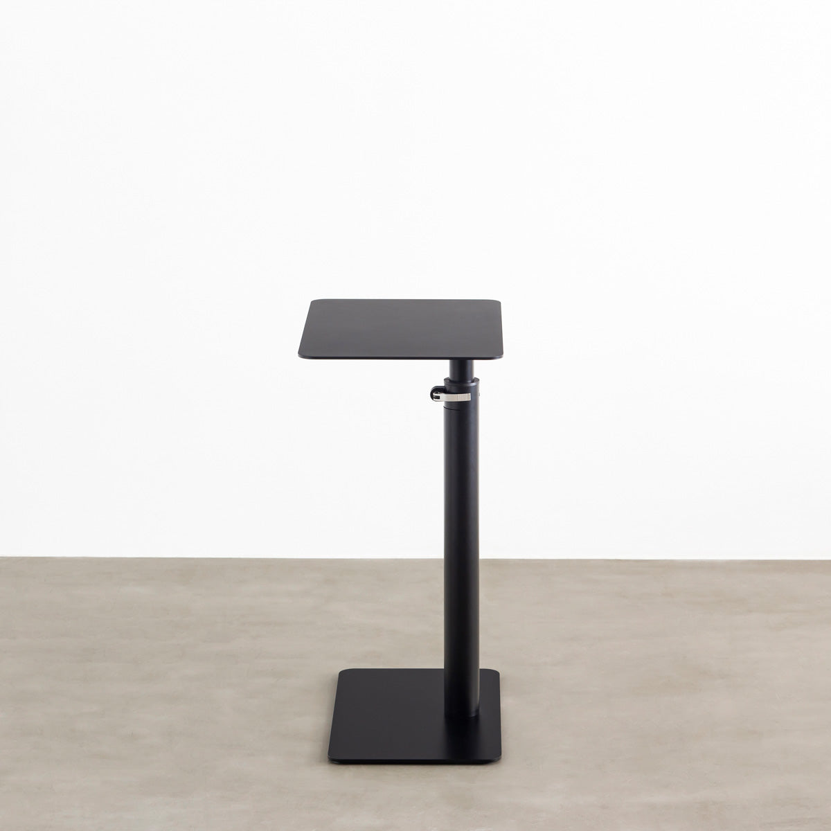 自由に高さを変えられる、シンプルでミニマルなブラック昇降サイドテーブル（側面）
