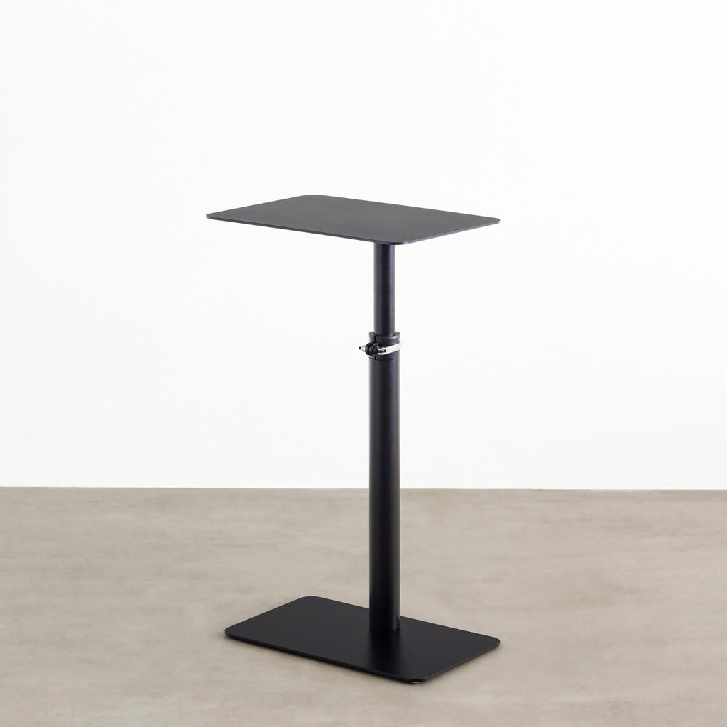 自由に高さを変えられる、シンプルでミニマルなブラック昇降サイドテーブル(上昇時)