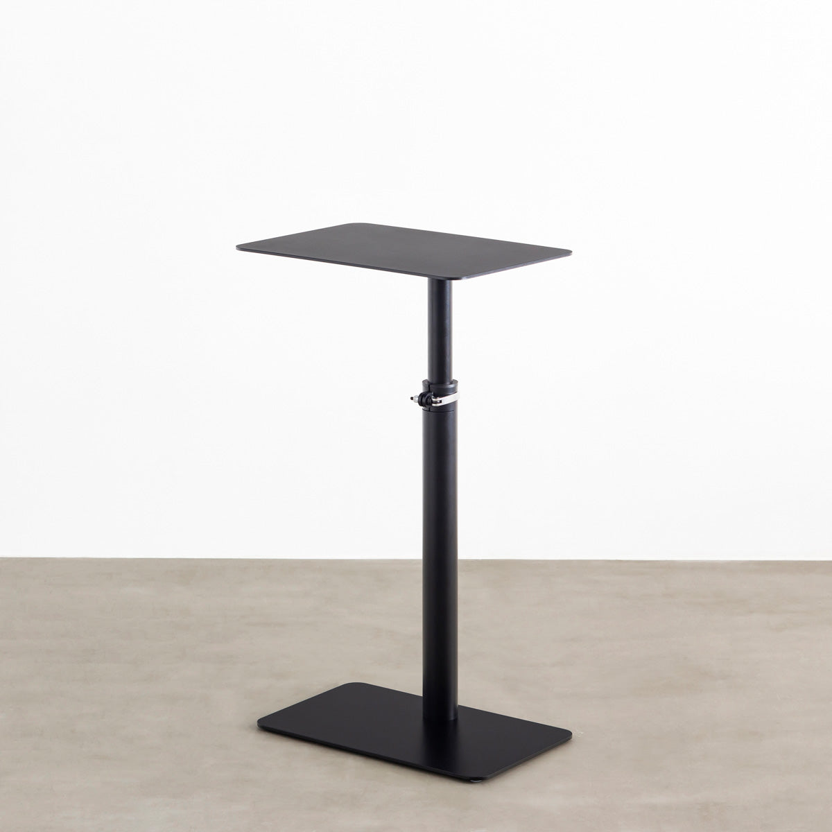 自由に高さを変えられる、シンプルでミニマルなブラック昇降サイドテーブル(上昇時)