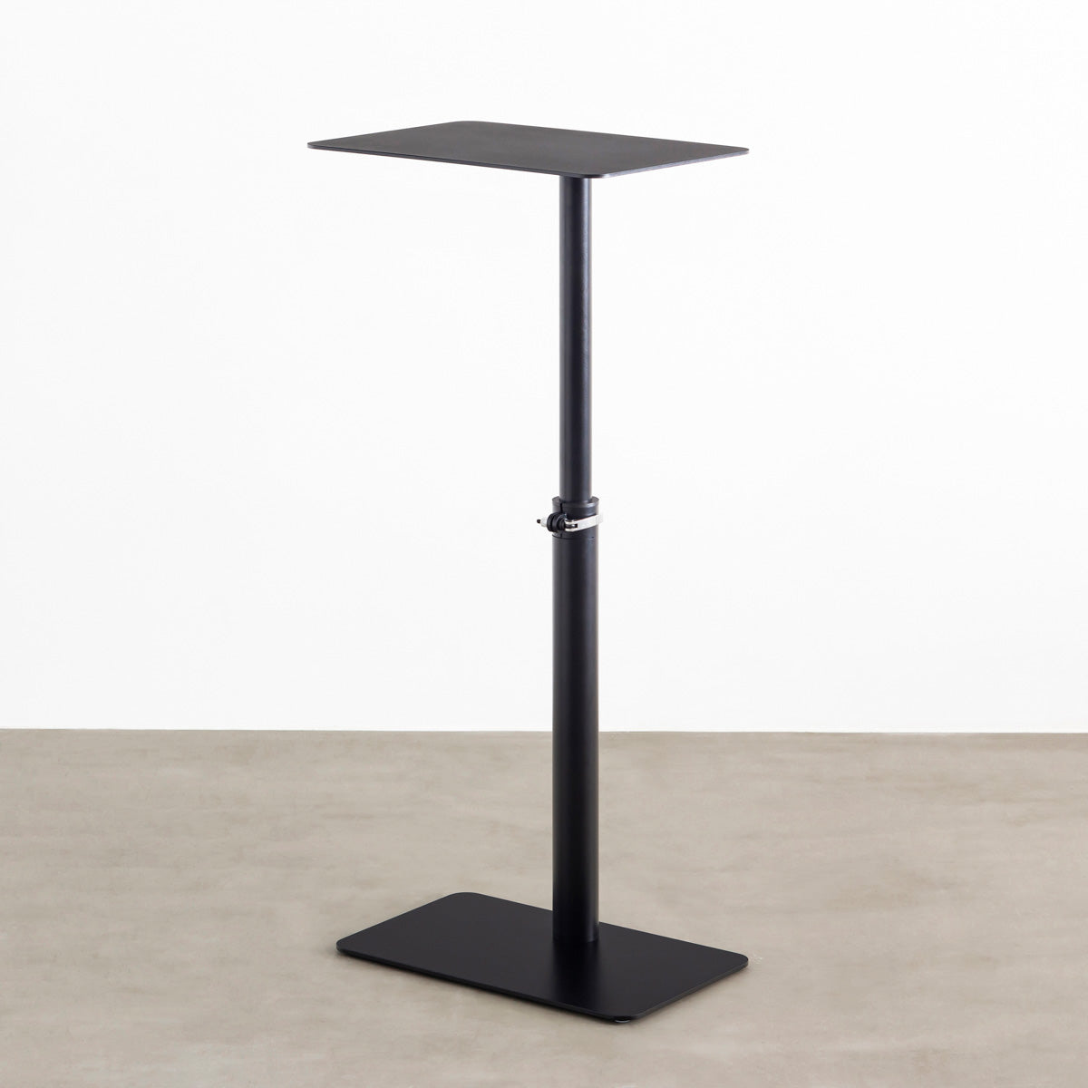 自由に高さを変えられる、シンプルでミニマルなブラック昇降サイドテーブル（最大上昇時)