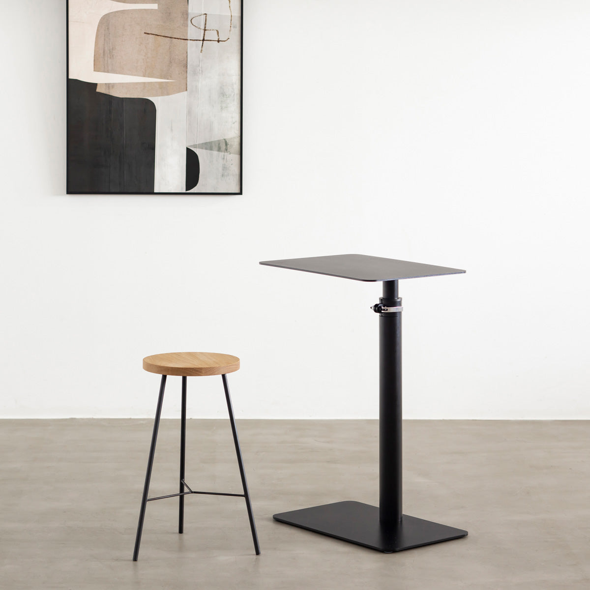 自由に高さを変えられる、シンプルでミニマルなブラック昇降サイドテーブルの使用例1