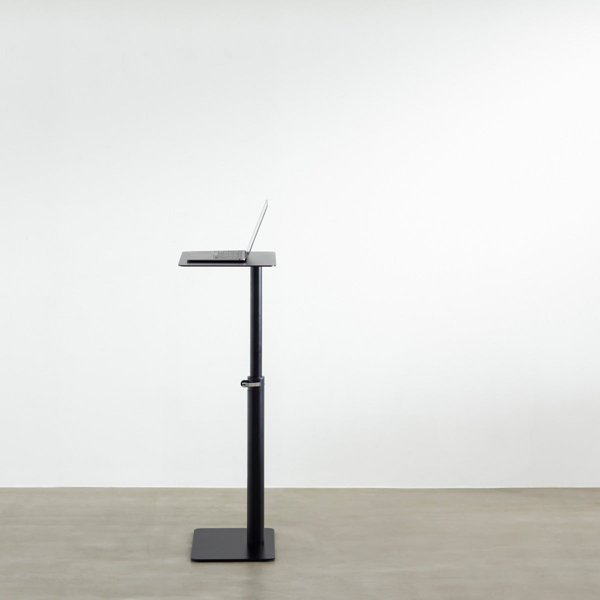 自由に高さを変えられる、シンプルでミニマルなブラック昇降サイドテーブルの使用例2