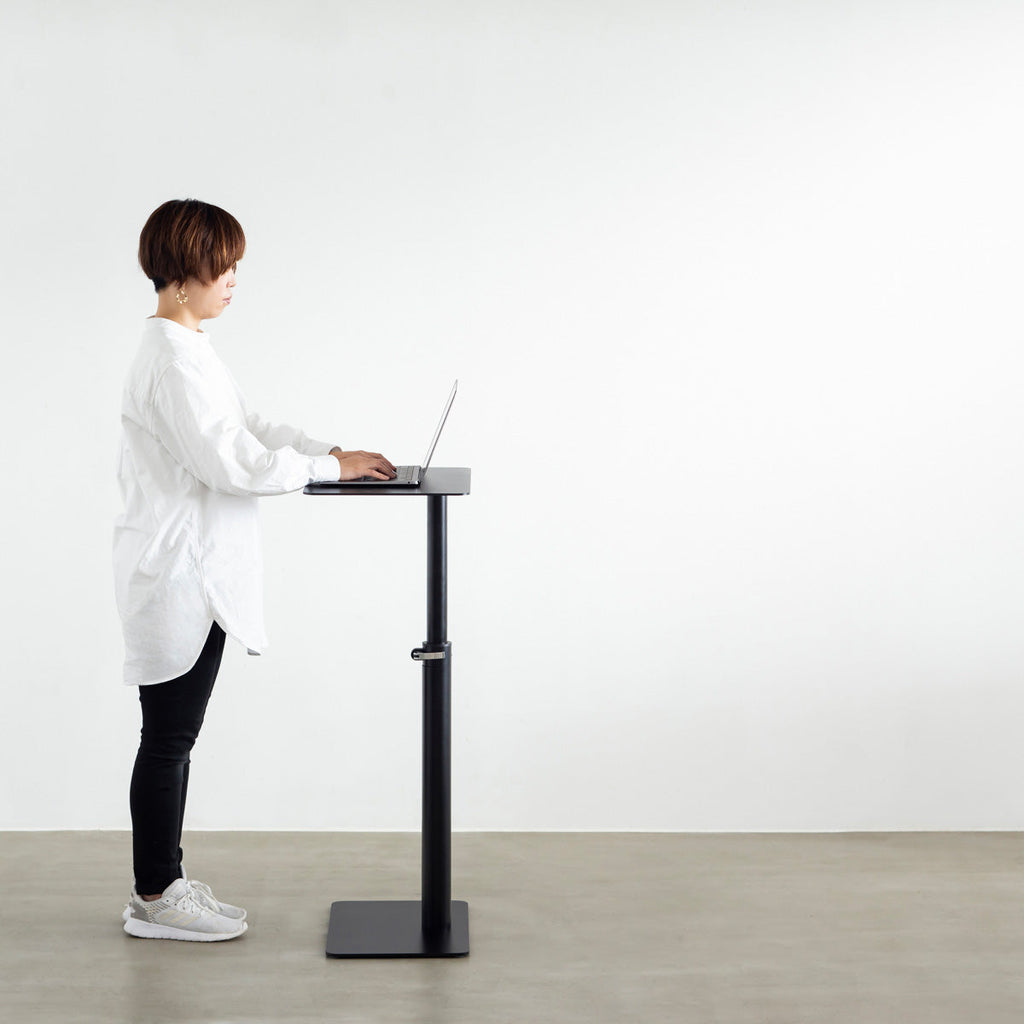 自由に高さを変えられる、シンプルでミニマルなブラック昇降サイドテーブルの使用例3