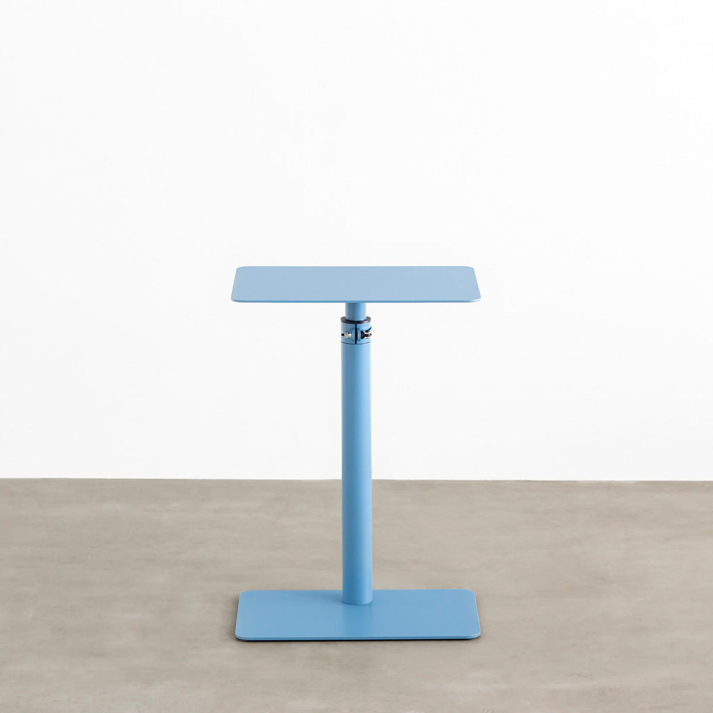 自由に高さを変えられる、シンプルでミニマルなライトブルー( GentianBlue ）昇降サイドテーブル（正面）