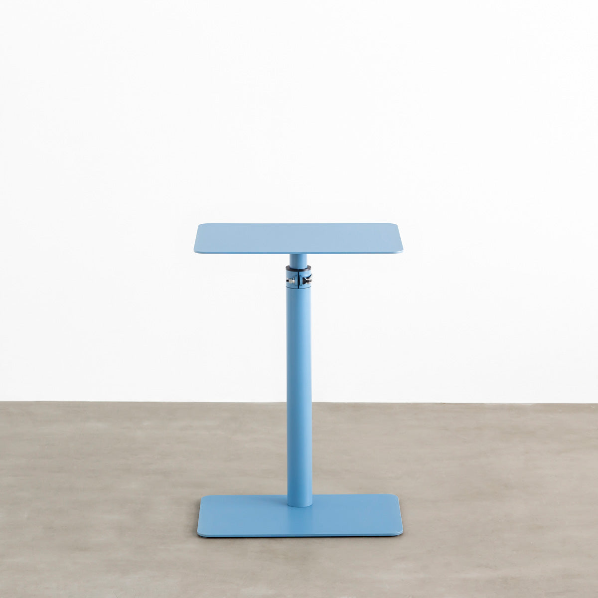 自由に高さを変えられる、シンプルでミニマルなライトブルー( GentianBlue ）昇降サイドテーブル（正面）